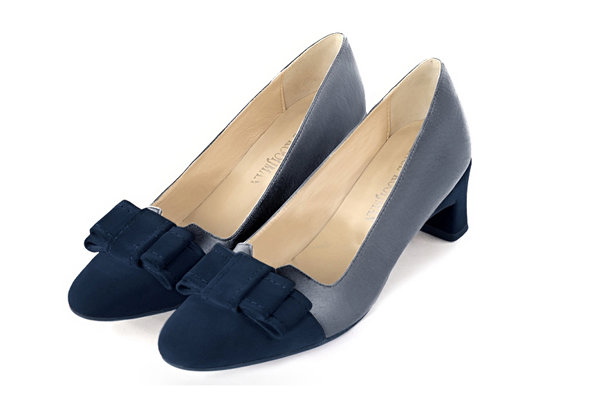 Navy blue women's dress pumps, with a knot on the front. Round toe. Low kitten heels. Front view - Florence KOOIJMAN